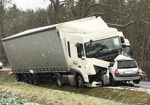 Jeden lidský život si dnes ráno vyžádala dopravní nehoda u Plas na severním Plzeňsku.