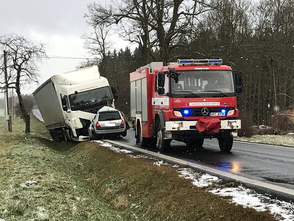 Jeden lidský život si dnes ráno vyžádala dopravní nehoda u Plas na severním Plzeňsku.