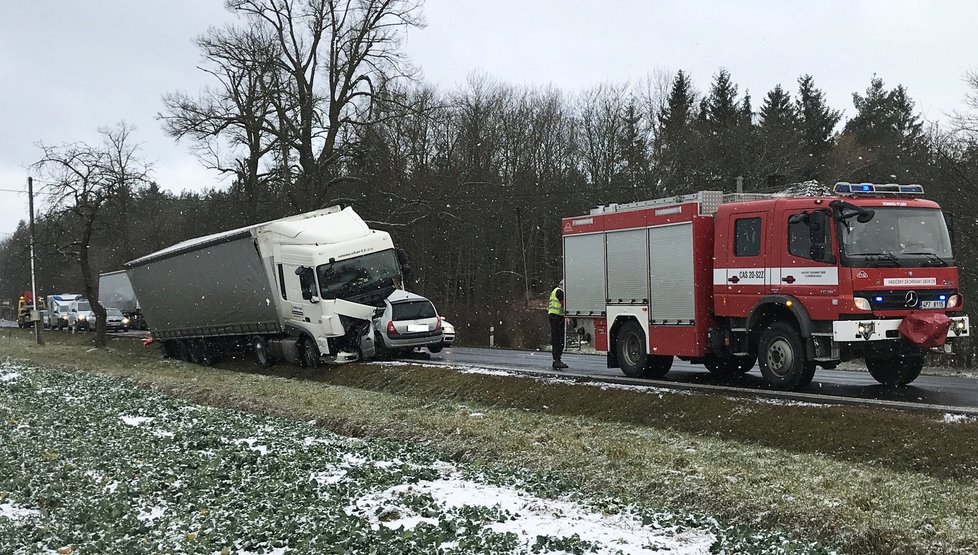 Jeden lidský život si dnes ráno vyžádala dopravní nehoda u Plas na severním Plzeňsku.