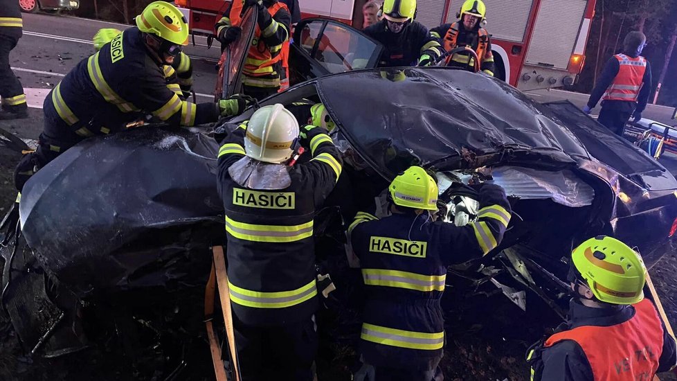 Při čelním střetu dvou vozů u Holýšova na Plzeňsku zemřeli oba řidiči.