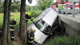 Nehoda se šťastným koncem: Řidič z této bouračky u Valašského Meziříčí vyvázl bez zranění