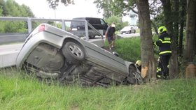 Nehoda se šťastným koncem: Řidič z této bouračky u Valašského Meziříčí vyvázl bez zranění