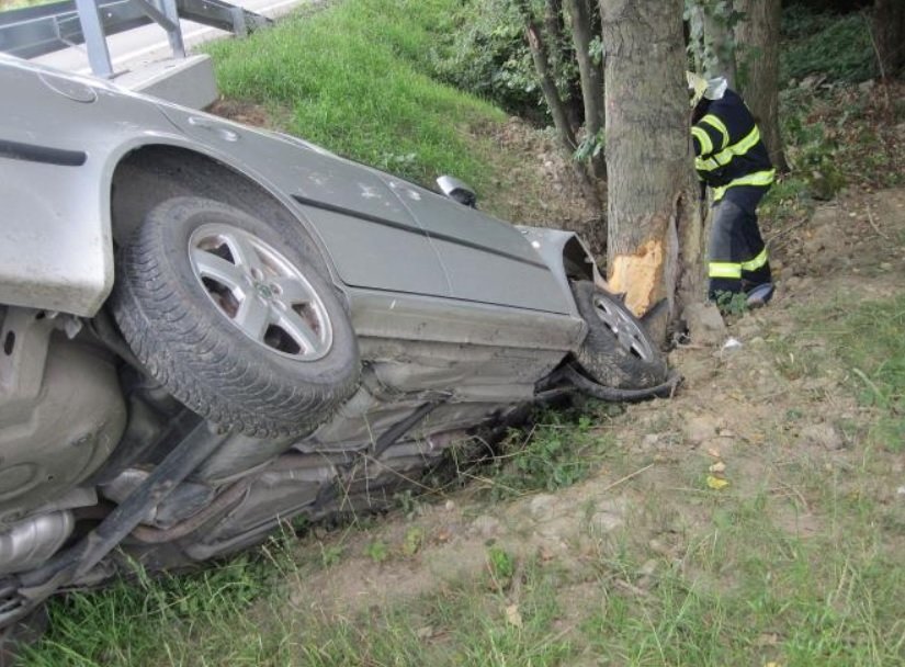 Nehoda se šťastným koncem: Řidič z této bouračky u Valašského Meziříčí vyvázl bez zranění