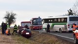 Bouračka auta a autobusu na Rokycansku: Holčička (†4) i řidič (+31) v nemocnici zemřeli