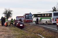 Bouračka auta a autobusu na Rokycansku: Holčička (†4) i řidič (+31) v nemocnici zemřeli