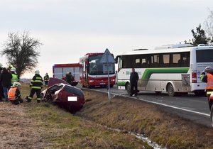 Vážná nehoda auta a autobusu u Ejpovic.