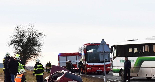 Vážná nehoda auta a autobusu u Ejpovic.