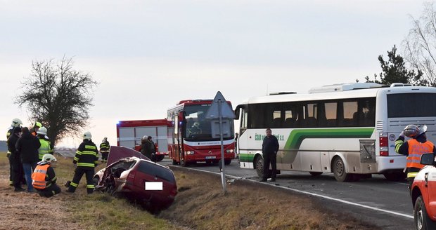 Bouračka auta a autobusu na Rokycansku: Holčička (†4) i řidič (+31) v nemocnici zemřeli