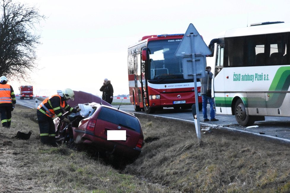 Vážná nehoda auta a autobusu u Ejpovic.