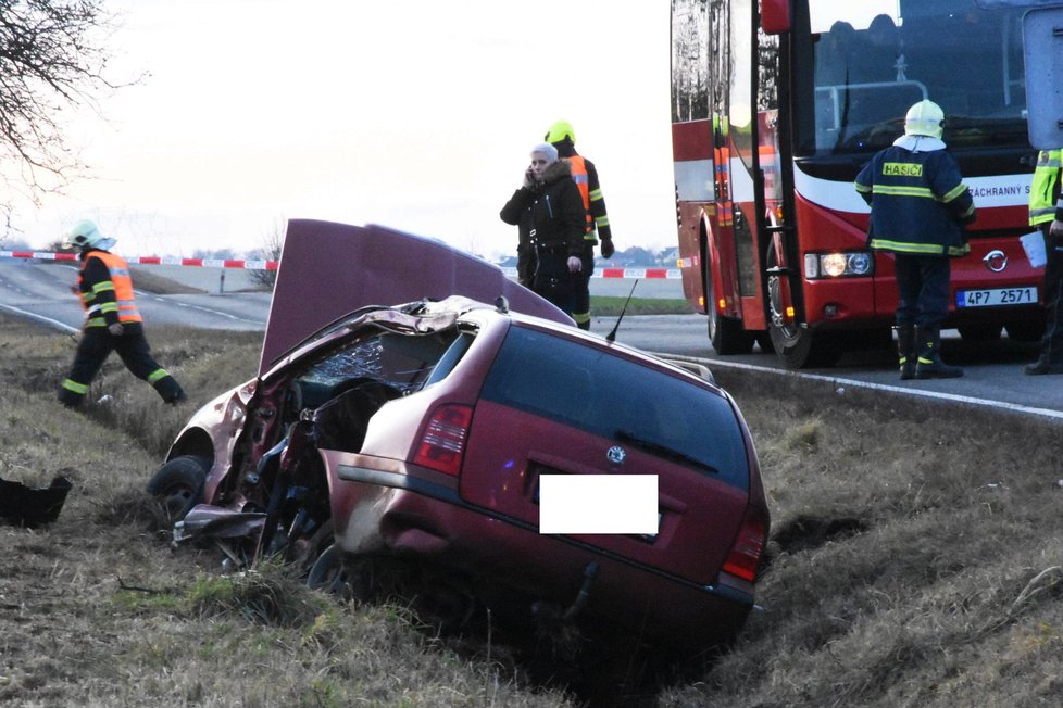 Vážná nehoda auta a autobusu u Ejpovic.