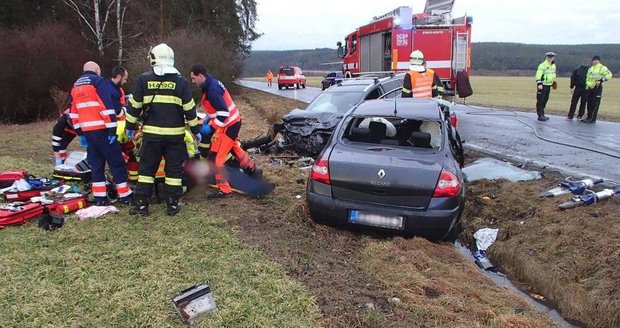 Smyk v zatáčce skončil tragédií: Mrtvý řidič a zraněný táta s malým synem (5)