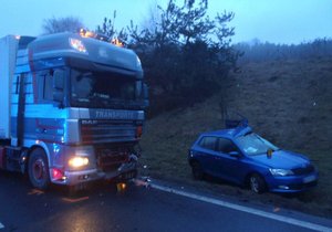 Nehodu u Folmavy na Domažlicku nepřežil řidič osobního vozu.