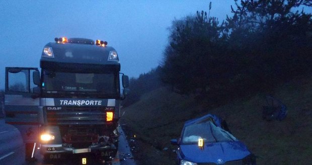 Nehodu u Folmavy na Domažlicku nepřežil řidič osobního vozu.