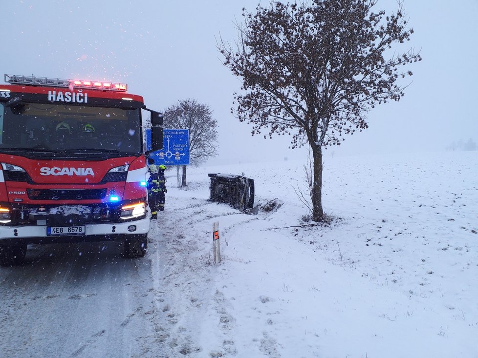 V Šedivci uvítal pomoc hasičů řidič, který s vozem skončil na boku a v příkopu. (13. 12. 2022)