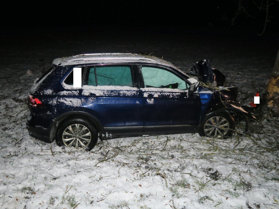 Přežil řidič, který dostal u obce Buk a namrzlé vozovce smyk a narazil do stromu. (13. 12. 2022)