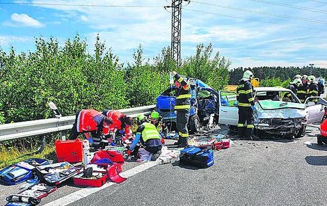 Šest zraněných, čtyři vážně, včetně dvou malých dětí! To je bilance včerejší bouračky tří aut na Mladoboleslavsku