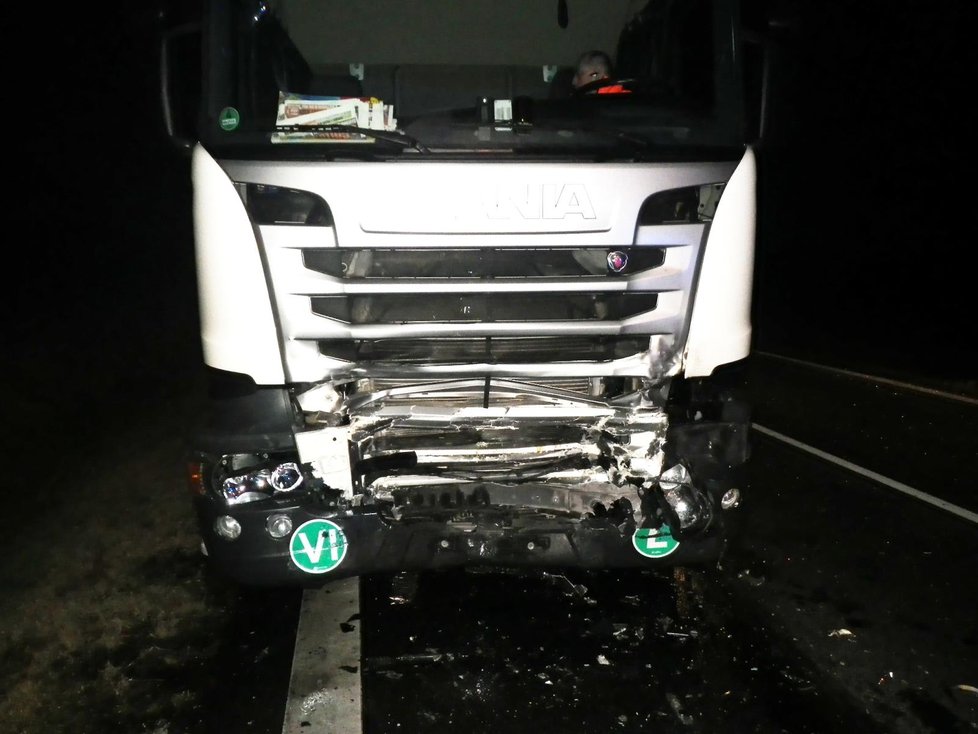 Řidič škody (†79) srážku s kamionem nepřežil.