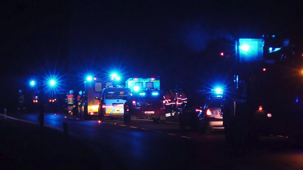 Tragická dopravní nehoda v Horním Bousově na Mladoboleslavsku si vyžádala dva lidské životy.