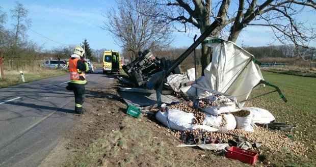 Kamion s nákladem brambor se převrátil u Znojma do pole. Řidič vyvázl z nebezpečně vyhlížejícího karambolu s lehkým zraněním.