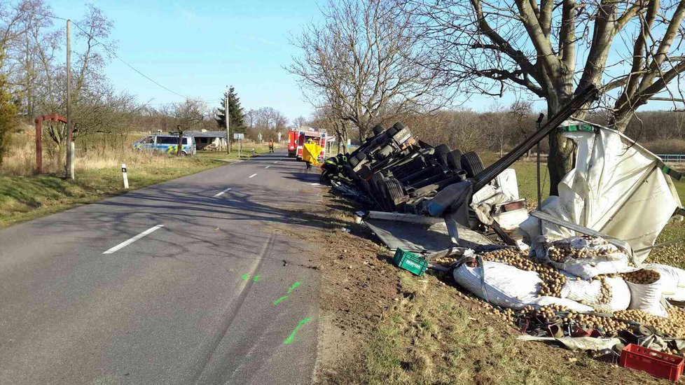 Kamion s nákladem brambor se převrátil u Znojma do pole. Řidič vyvázl z nebezpečně vyhlížejícího karambolu s lehkým zraněním.