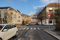 Muž v Praze na přechodu srazil jedenáctiletou dívenku: Z místa ujel! Policie hledá svědky