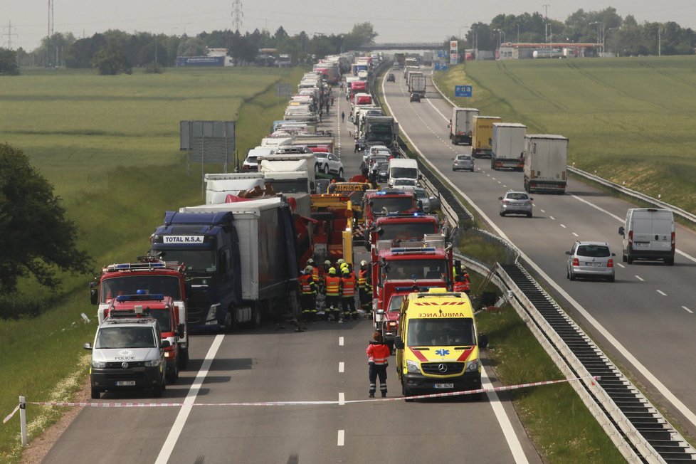 Dálnici D2 na 46. kilometru ve směru na Bratislavu zablokovala nehoda dvou kamionů. Nehodu nepřežil jeden z řidičů.