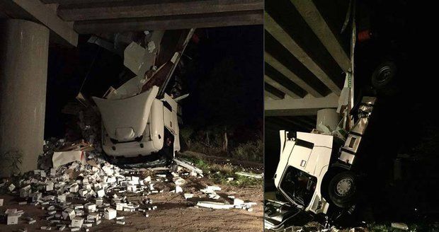 Drsná nehoda na dálnici u Břeclavi: Španělský kamion se zubními pastami visel z mostu