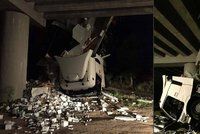 Drsná nehoda na dálnici u Břeclavi: Španělský kamion se zubními pastami visel z mostu