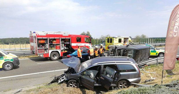 Vážná nehoda na Nymbursku: Srážka osobáku s dodávkou si vyžádala zranění