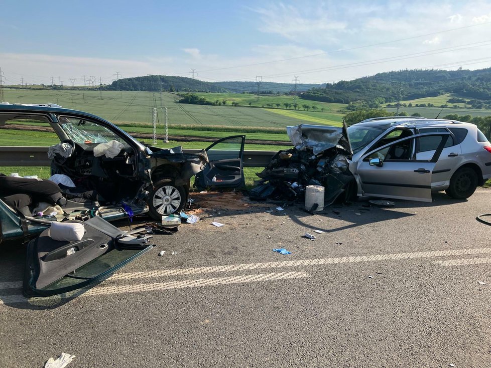 U Hradčan se srazila auta: 5 zraněných, mezi nimi i děti - 5.6.2022