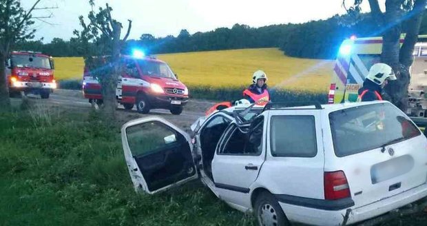 Tachometr se zasekl na 120 km/h: Nepřipoutaný řidič nehodu na Brněnsku nepřežil