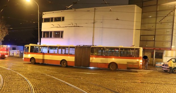 Záhadná nehoda v Brně: Autobus pouštěl chodce, seniorka stejně skončila pod jeho koly