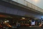 Autobus MHD se zasekl pod mostem, řidič přehlédl značku!