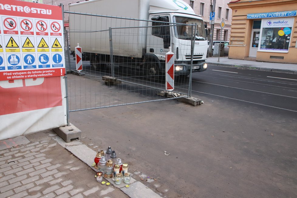 Tramvaj srazila Ervina D. (†21) v Brně na Cejlu v úterý 12. listopadu v 10.10 dopoledne, když obcházel staveniště. Ve čtvrtek dopoledne se na chodníku pár metrů od místa tragédie objevily svíčky.