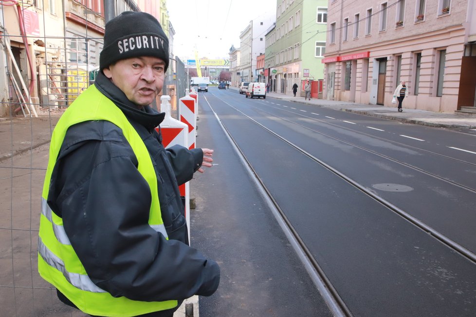 Milan Eliáš (64) ukazuje, jak blízko jsou tramvajové koleje od oplocení staveniště.