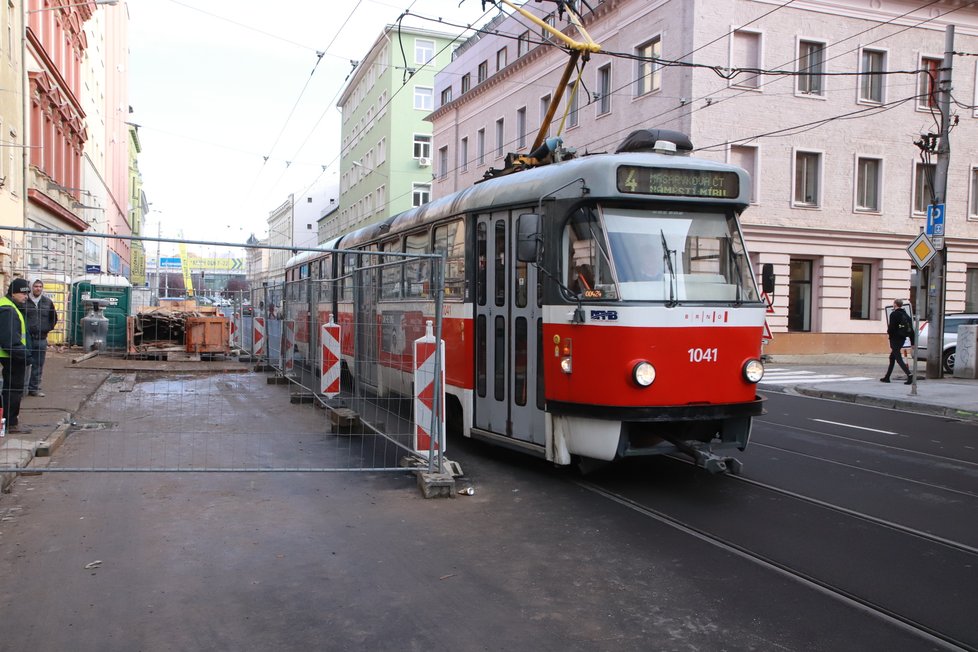 Mnohé tramvaje jezdí kolem staveniště velkou rychlostí.