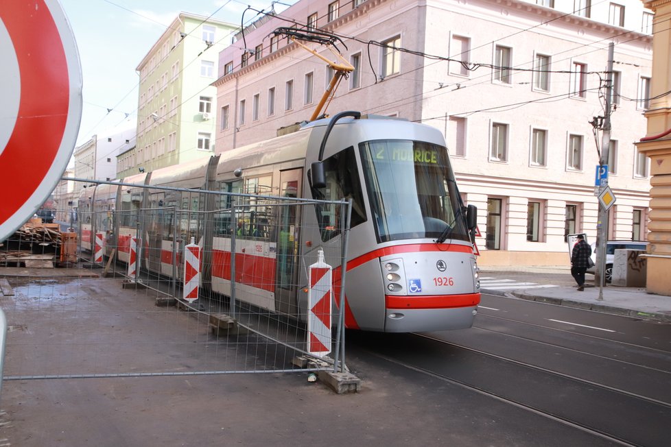 V rohu oplocení byla podle místních v době nehody tabule Metrostavu, která bránila chodcům ve výhledu. Aby viděli, museli se naklánět do silnice, riskovali přitom, že jim projíždějící tramvaj urazí hlavu.