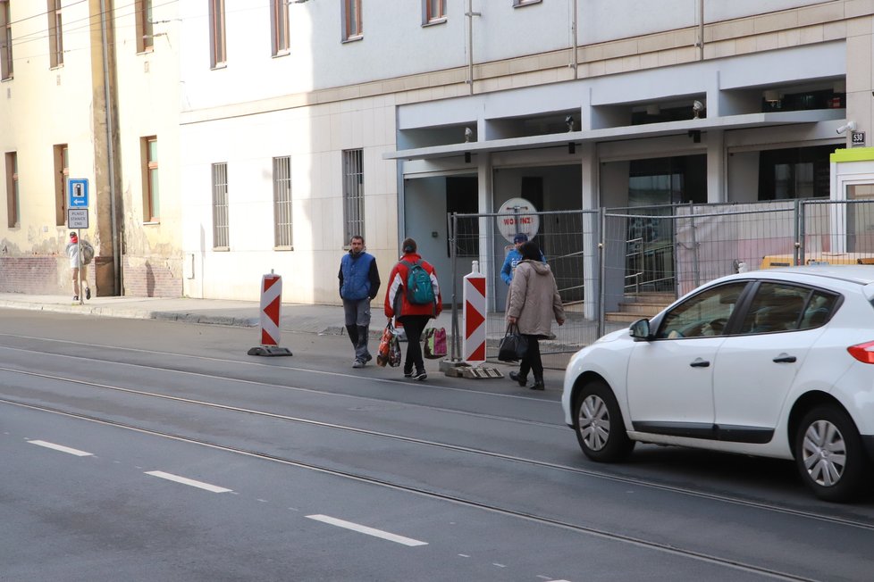 Kolem oplocení prochází mnoho lidí. Stačí malá nepozornost a může vše skončit tragicky.