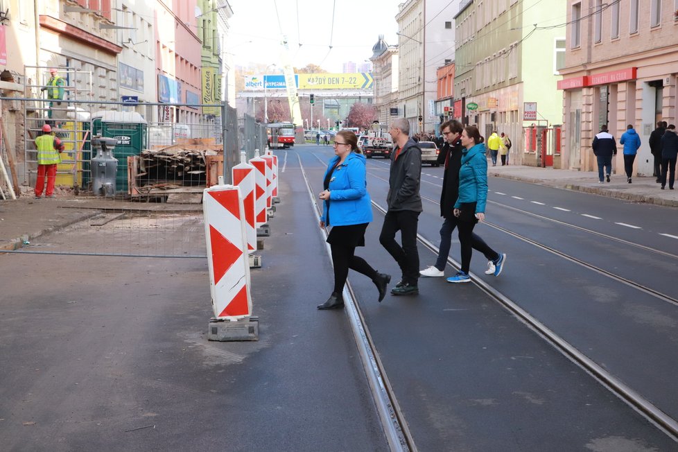 Kolem oplocení prochází mnoho lidí. Stačí malá nepozornost a může skončit tragicky.