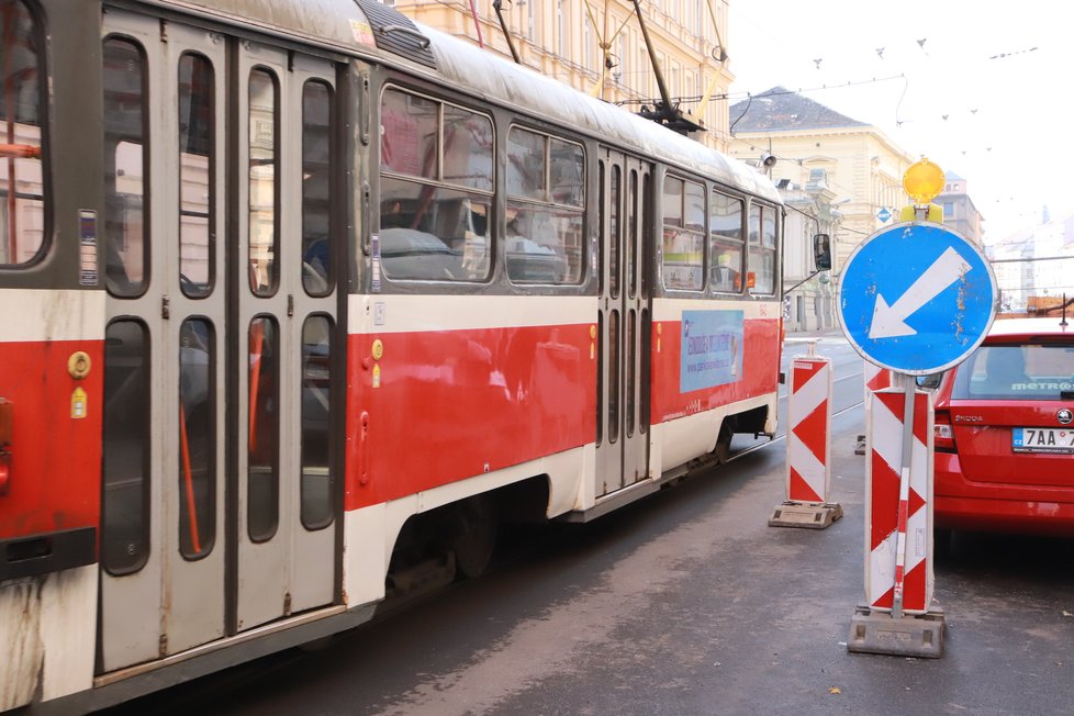 Tramvaje jezdí velmi blízko oplocení.