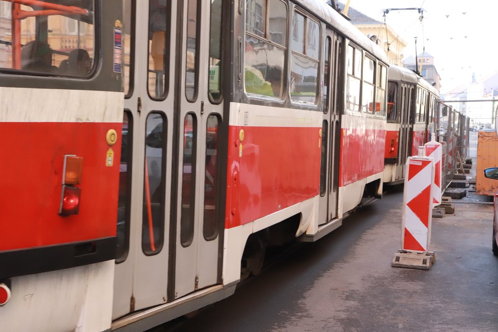 Tramvaje jezdily velmi blízko oplocení.