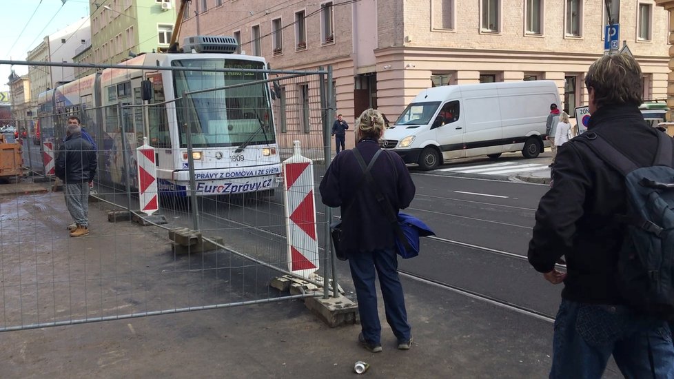 Kritickým úsekem prochází všichni chodci. Ve čtvrtek jim už výhled nezakrývala tabule Metrostavu.