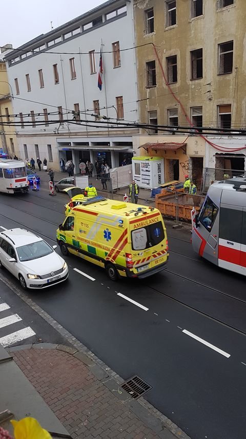 Smrtelná nehoda na Cejlu. Tabule na oplocení zakrývala v době nehody chodcům výhled.