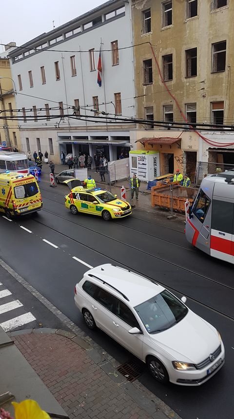 Smrtelná nehoda na Cejlu. Tabule na oplocení zakrývala v době nehody chodcům výhled.