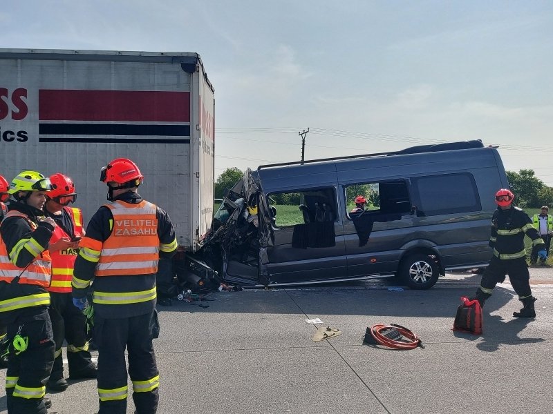 Pět vážně zraněných po nehodě dodávky a nákladního auta na D2 v Brně.