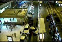 VIDEO: Cestující v ohrožení života! Zasypaly je střepy, do zastávky narazilo auto