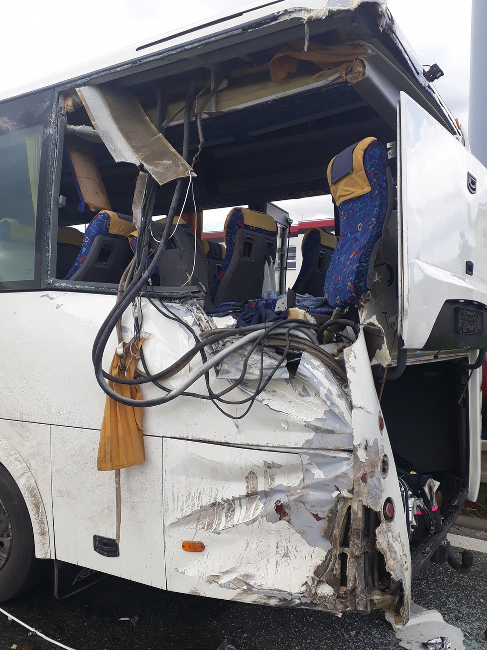 V Brně ve Vídeňské ulici se ve čtvrtek po poledni srazil autobus s nákladním vozem. Jedna cestující nepřežila, dalších sedm lidí se zranilo.