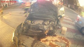 Řidiče (65) v brněnské Slatině zřejmě zkolaboval za volantem a najel do stromu. Po nehodě zůstal zaklíněn v autě.