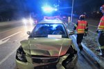 Na světelné křižovatce v Brně-Židenicích napálila opilá žena ve vysokém stupni těhotenství do auta před sebou. Zranilo se přitom šest lidí, včetně tří dětí.