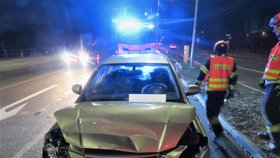 Na světelné křižovatce v Brně-Židenicích napálila opilá žena ve vysokém stupni těhotenství do auta před sebou. Zranilo se přitom šest lidí, včetně tří dětí.